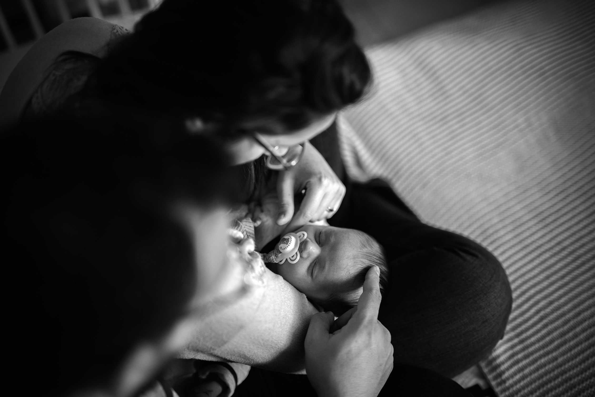séance photo famille avec bébé 1 mois noir et blanc