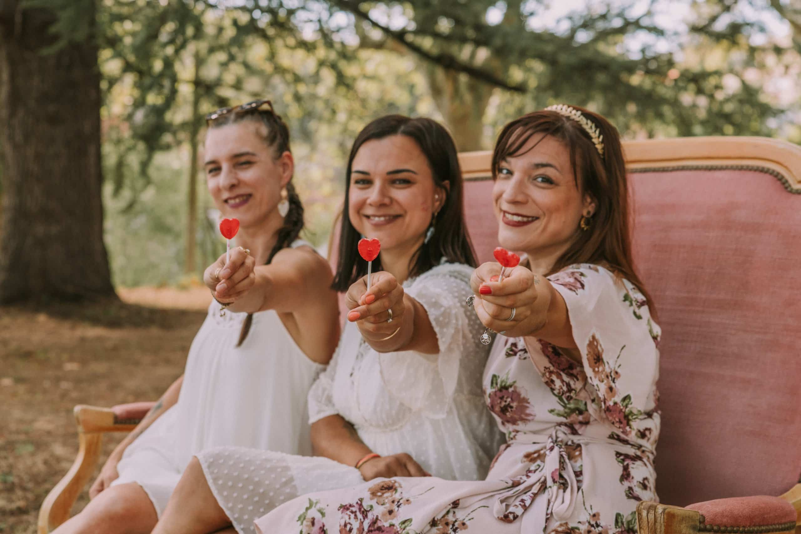 Complicité entre la mariée et ses amies Mariée entourée de ses amies lors d’un moment complice et amusant pendant le mariage