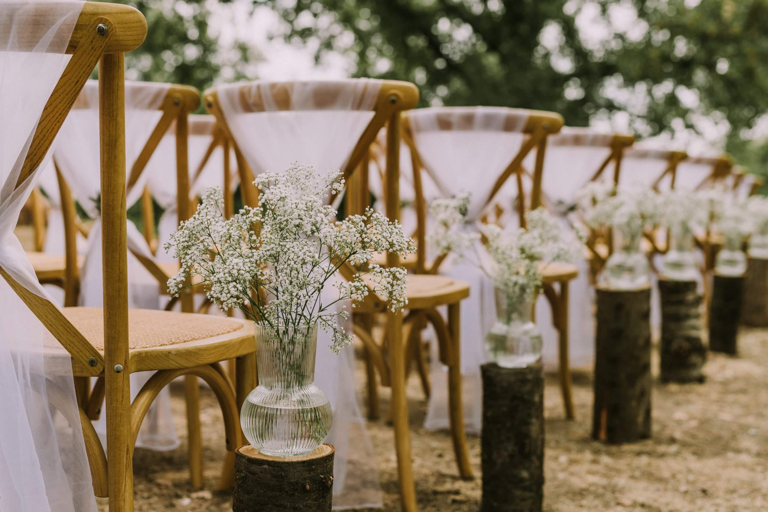 Décoration d’une cérémonie laïque de mariage Décoration florale en gypsophile et chaises en bois pour une cérémonie laïque de mariage