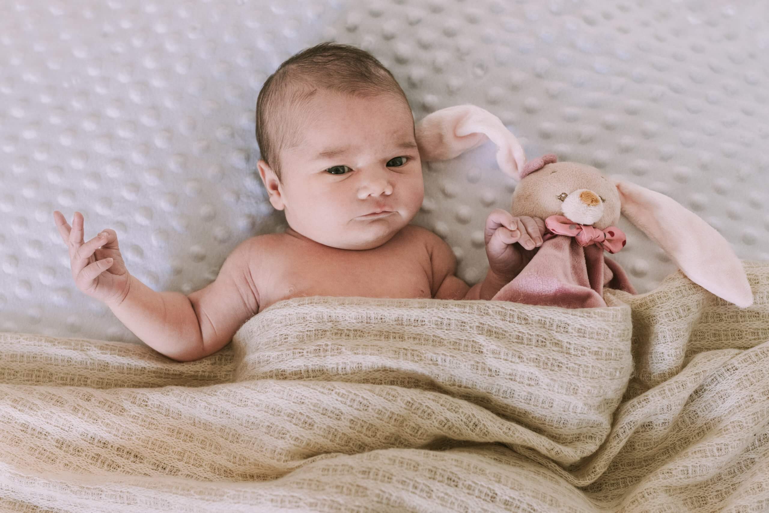 photo-posee-naissance-fille-doudou-castelnau-le-lez