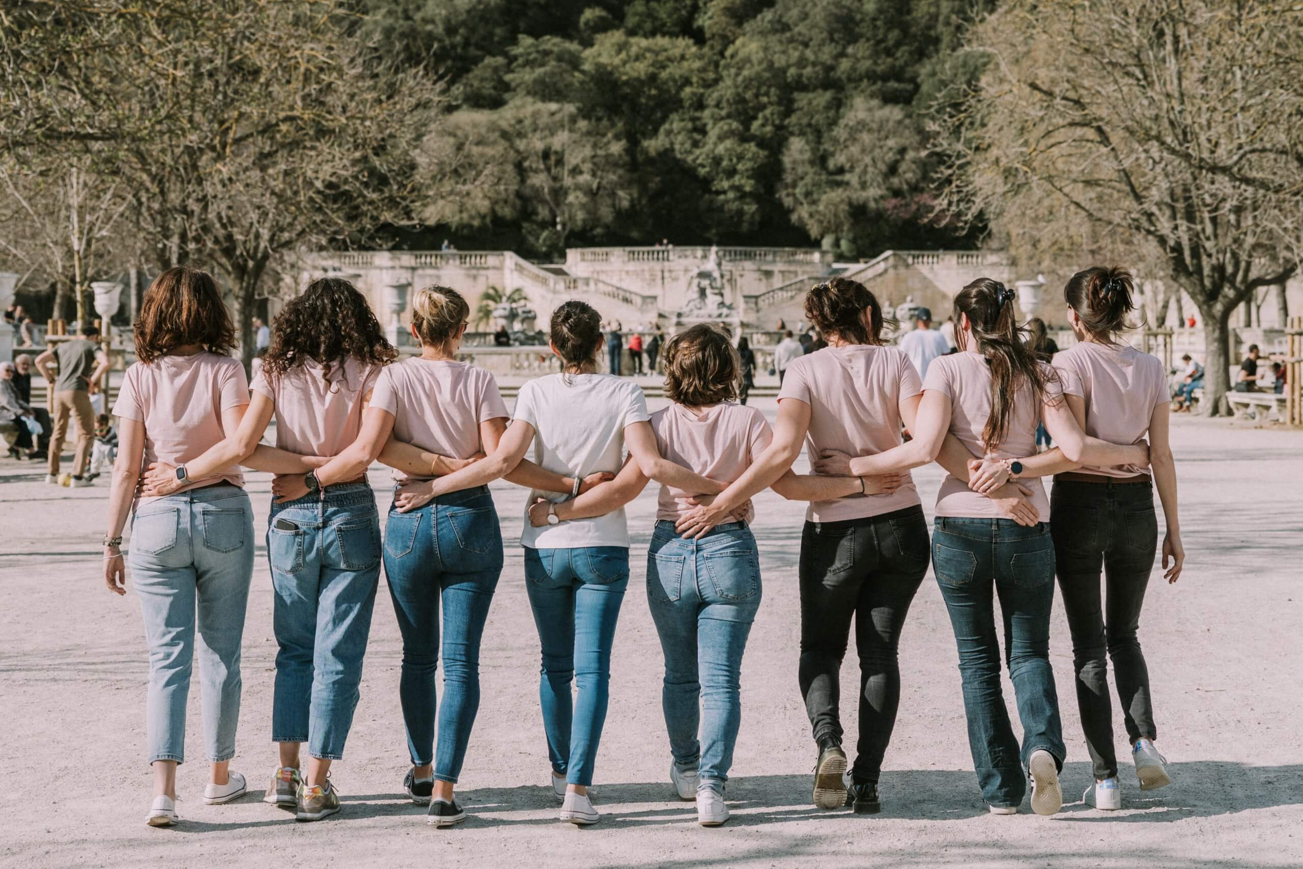 evjf-jardins-de-la-fontaine-nimes-femme-marche-dos