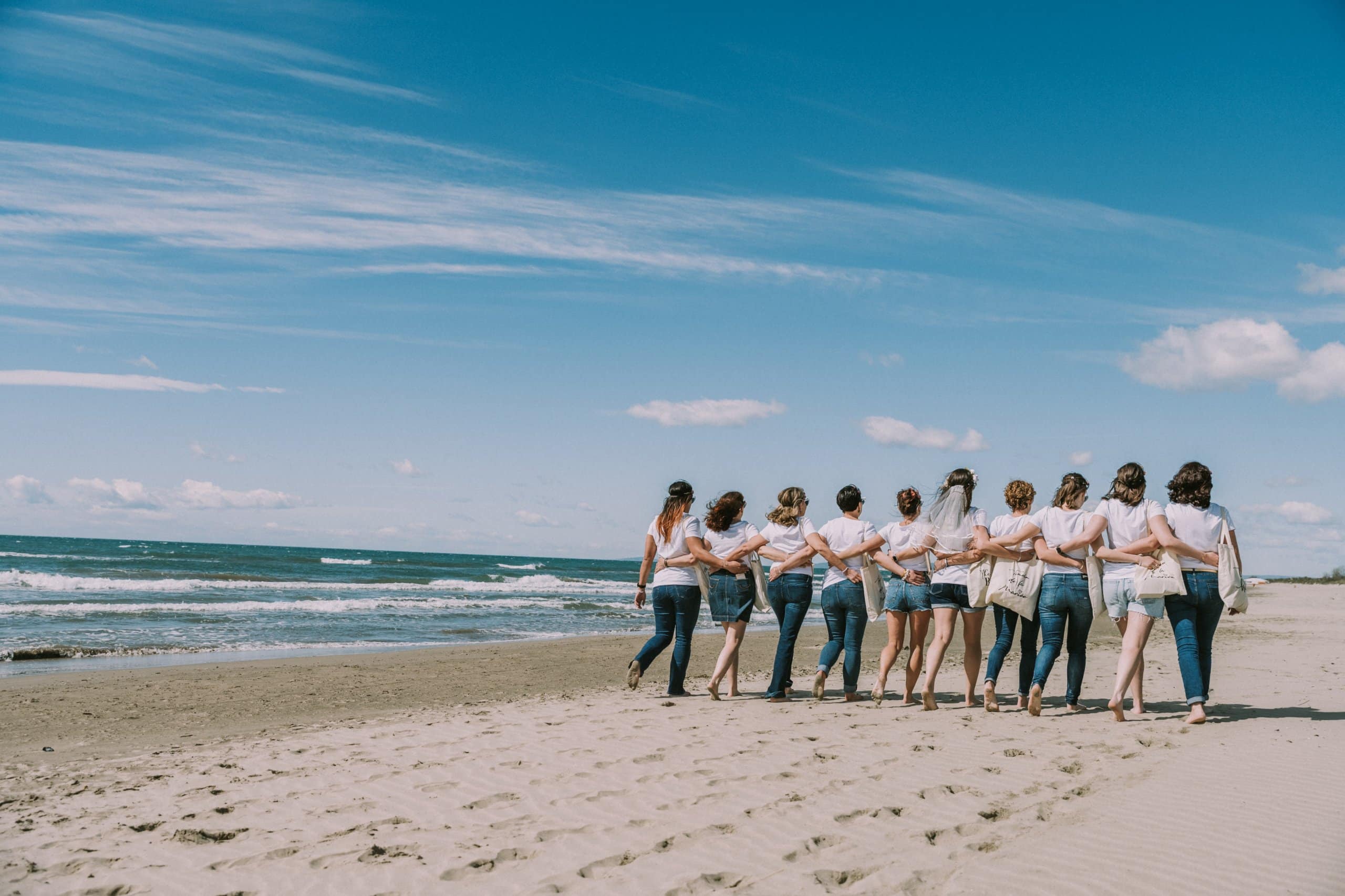evjf-plage-grande-motte-marche-groupe-sable