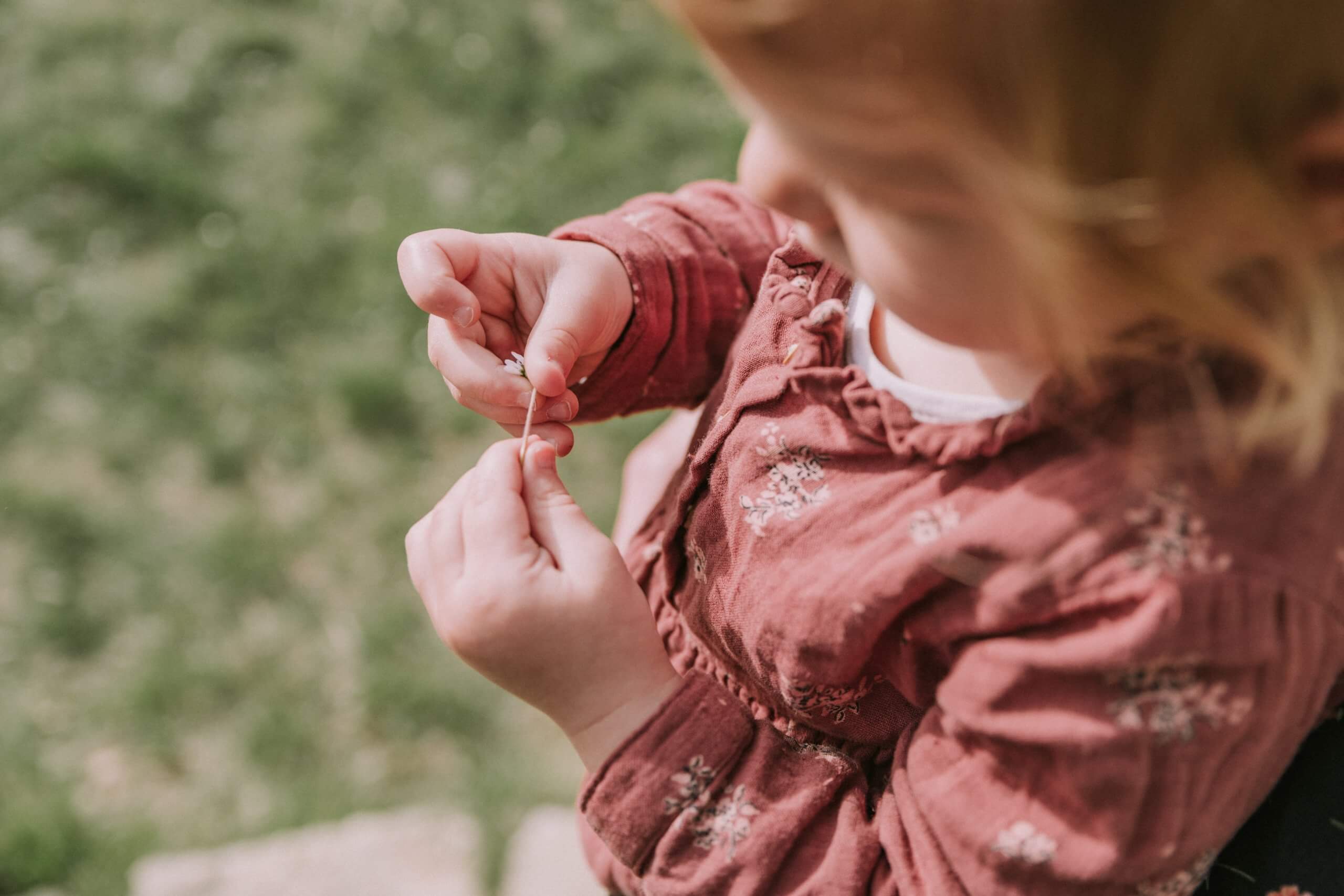 seance famille petite fille fleur