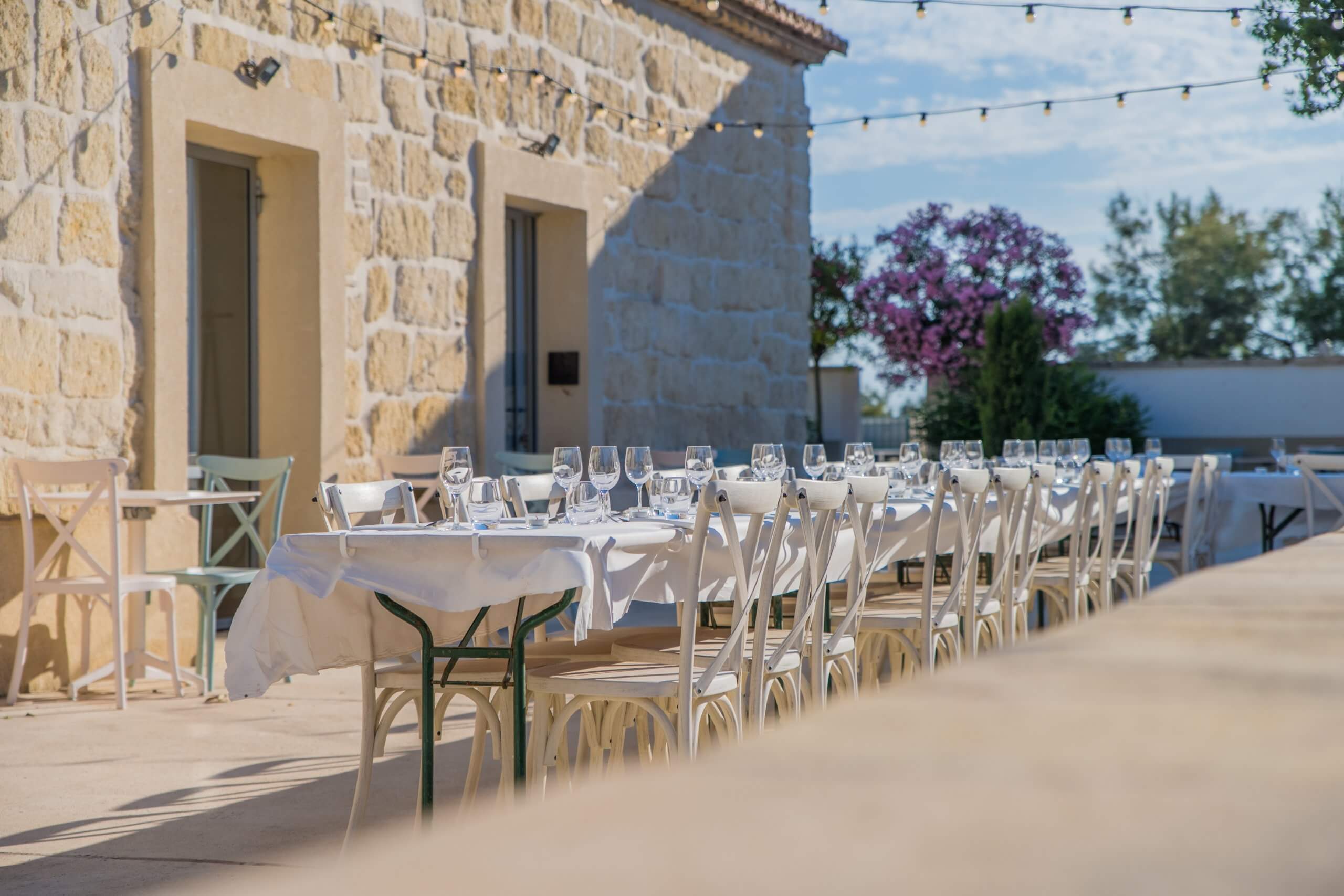 Réception de mariage dans un domaine en Camargue Tables dressées en extérieur pour une réception de mariage dans un domaine en Camargue