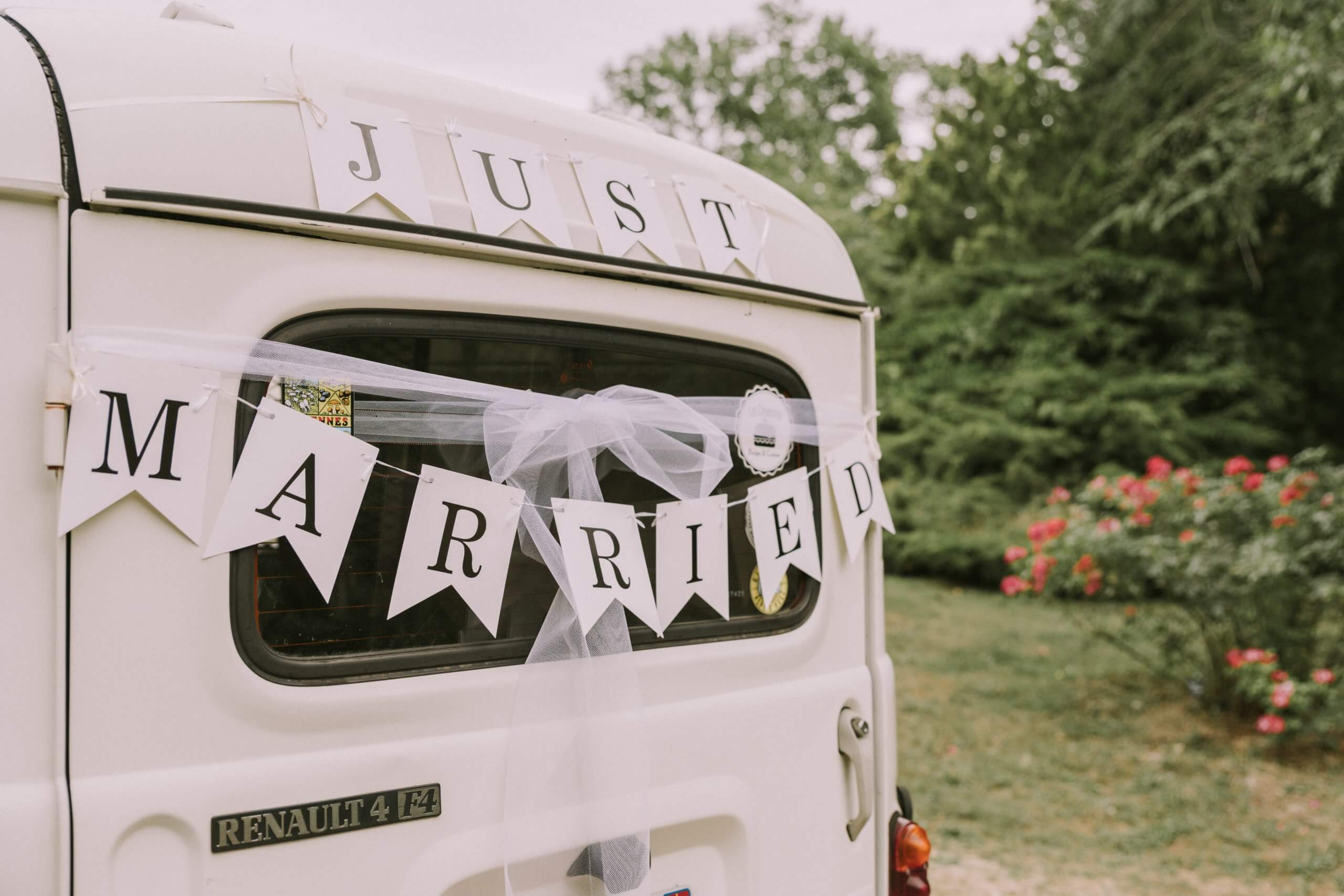 Voiture des mariés – Just Married Voiture ancienne décorée avec une guirlande Just Married pour un mariage