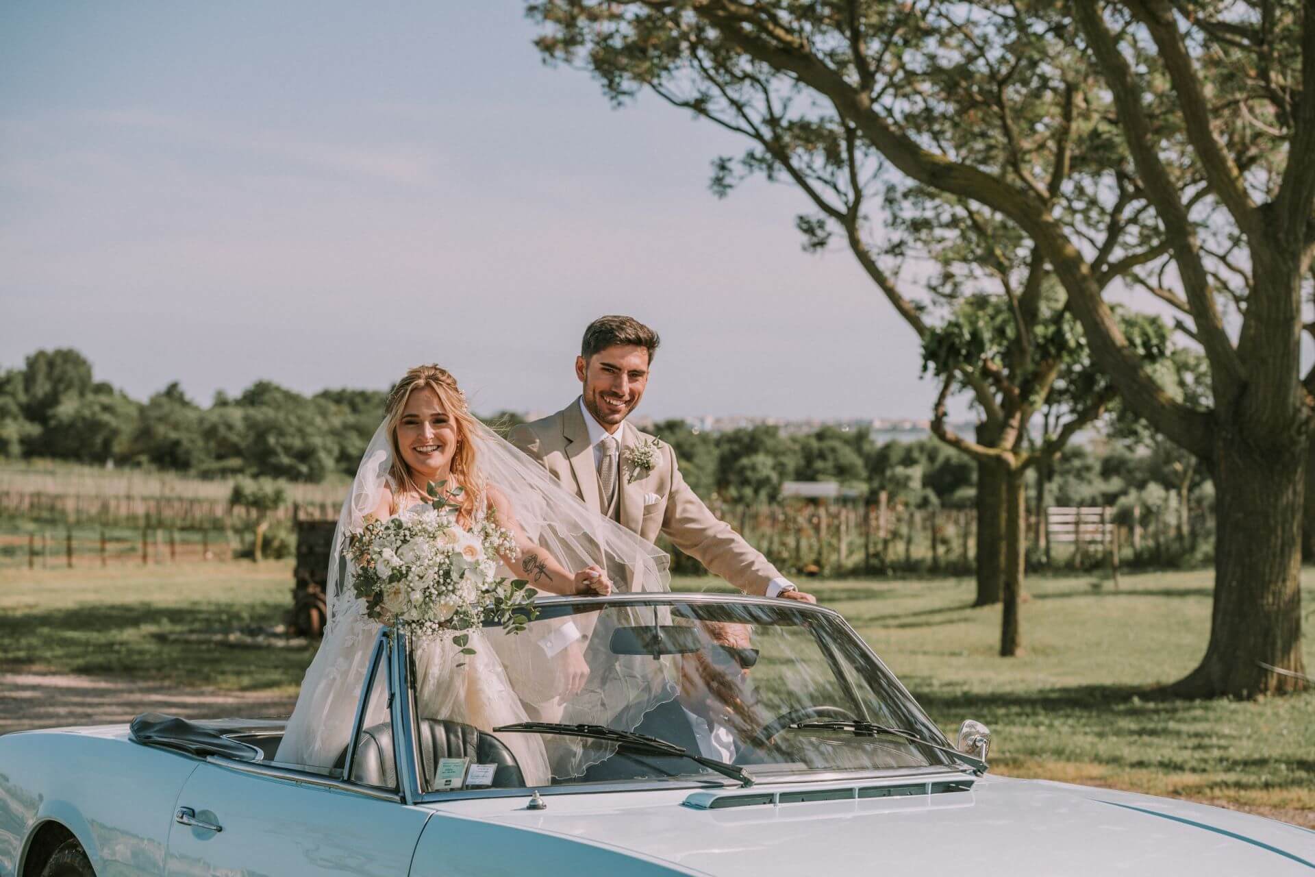 Mariage élégant au Domaine de Fangouse avec une arrivée en voiture de collection
