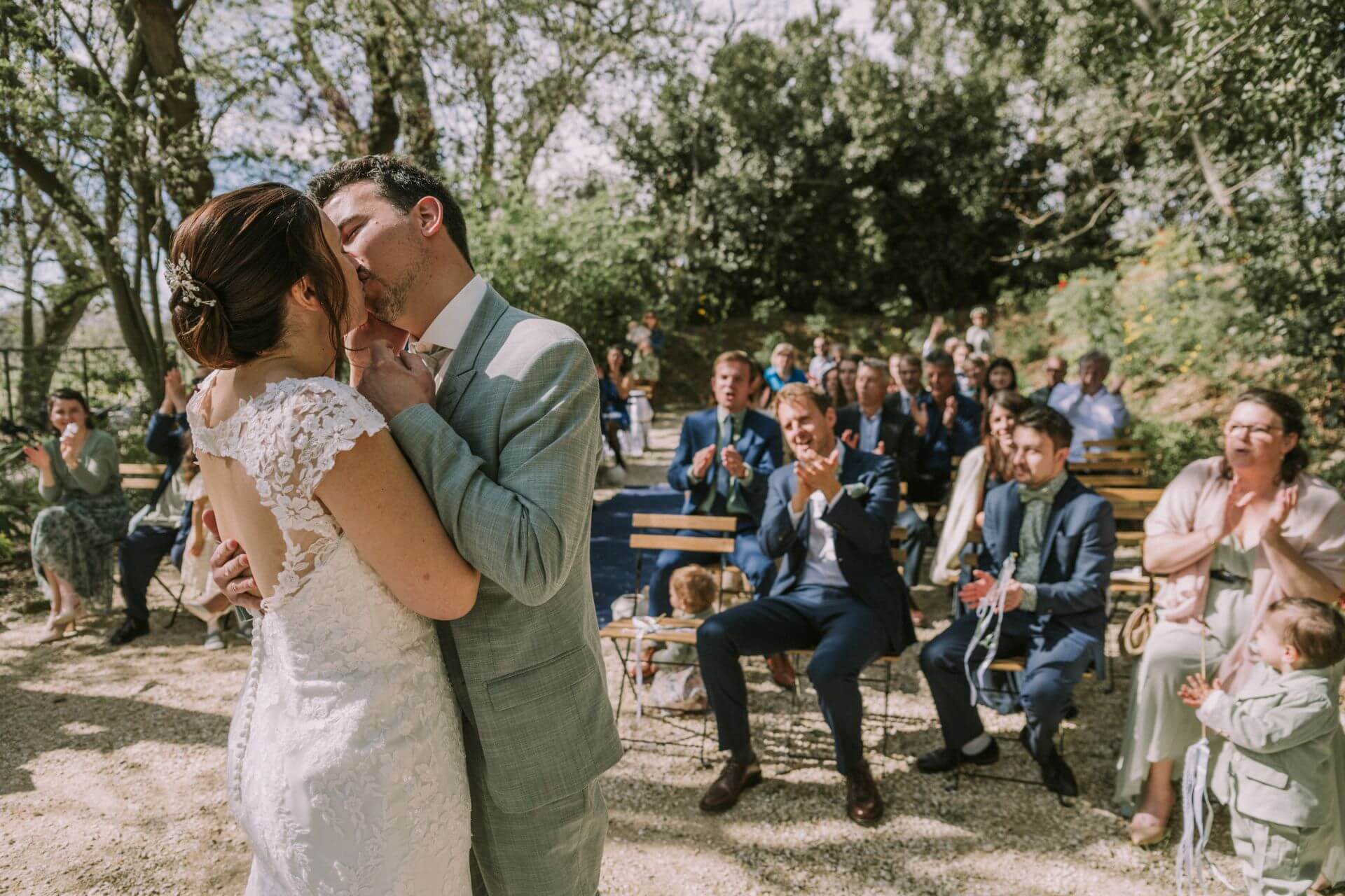 Mariés s’échangent un baiser romantique à la fin de la cérémonie laïque au château de Granoupiac