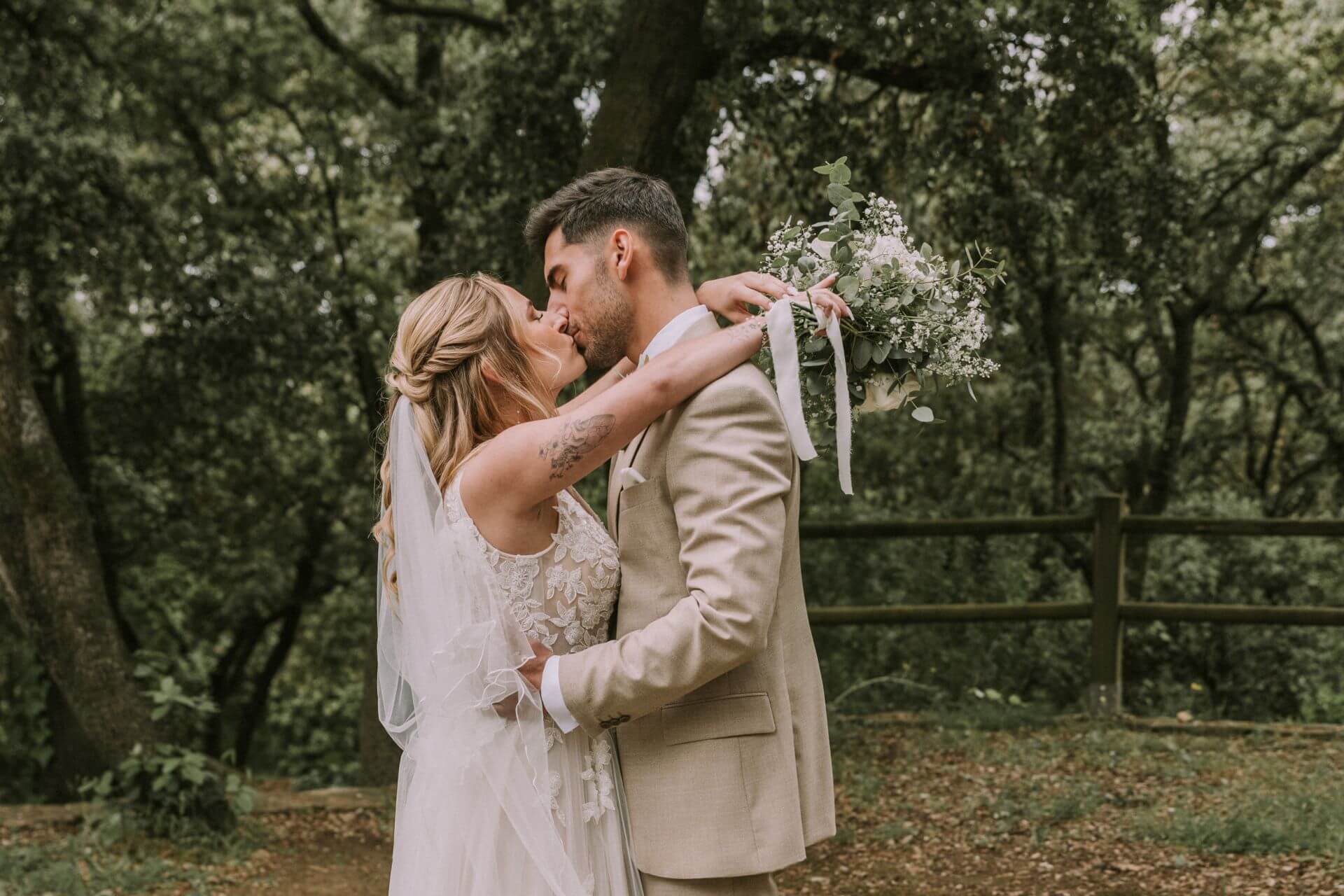Baiser tendre des mariés en cachette avant la cérémonie à Castelnau-le-Lez