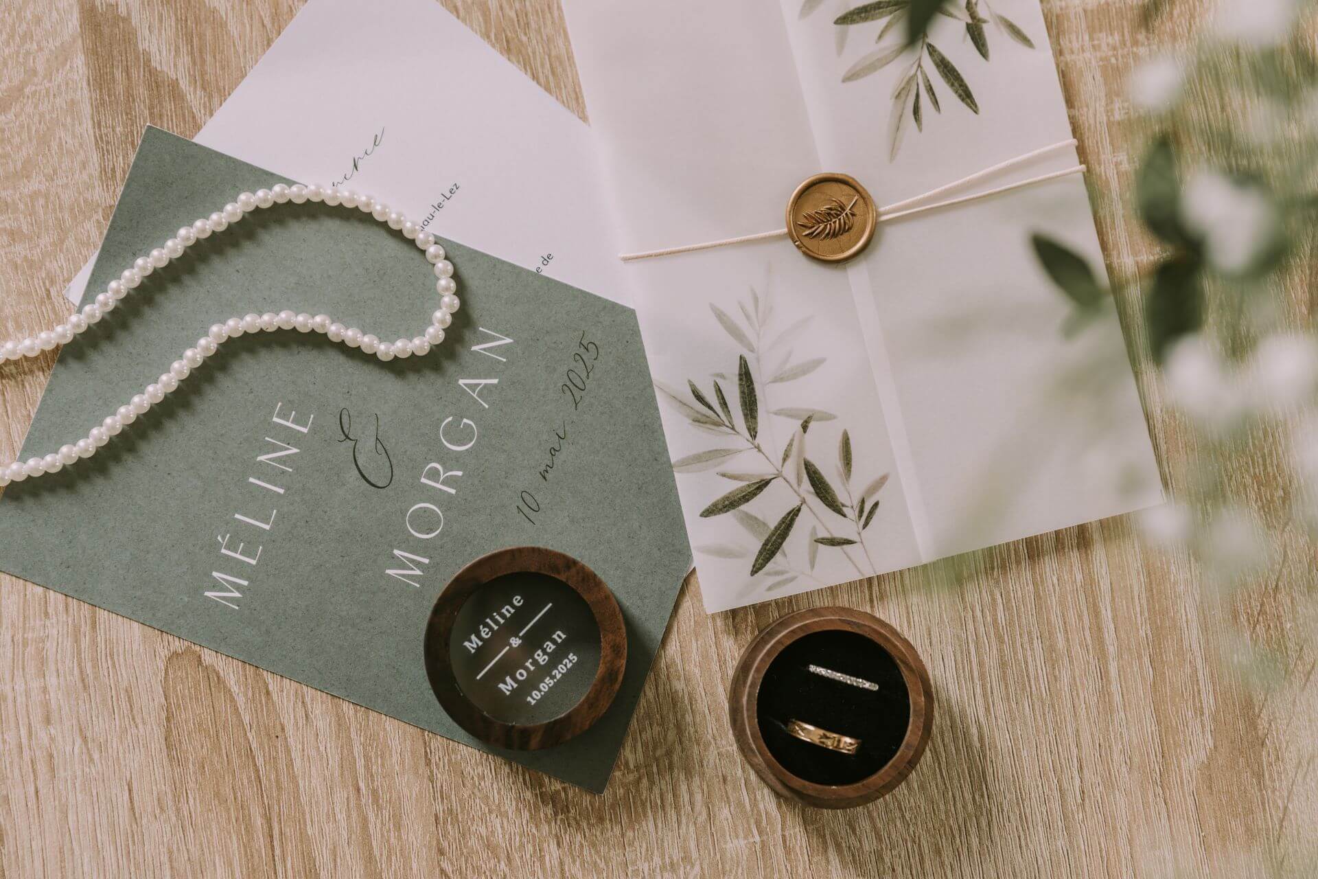 Préparatifs de mariage : flat-lay élégant des accessoires à Castelnau-le-Lez