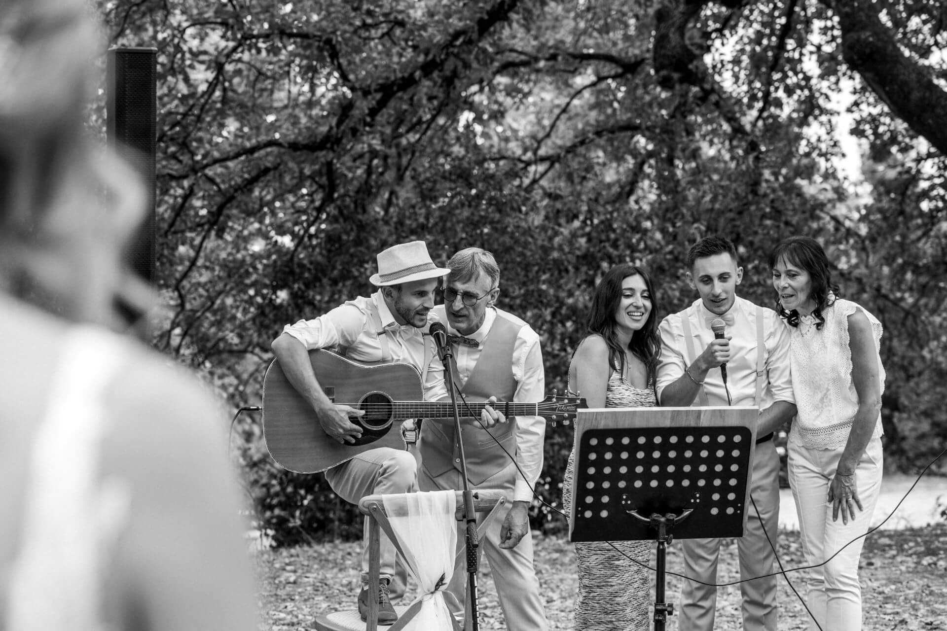 Moment festif : groupe improvisé animant l’union des mariés