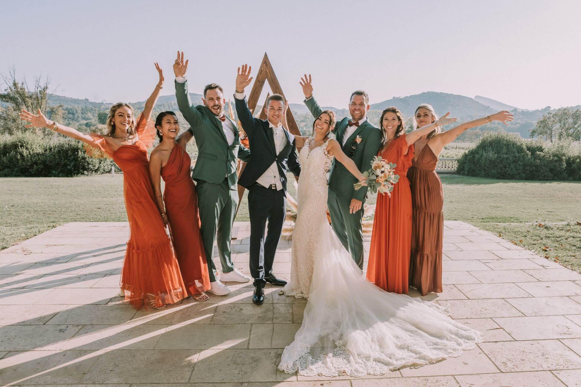 Moment joyeux avec les témoins lors des photos de groupe au château de Malmont
