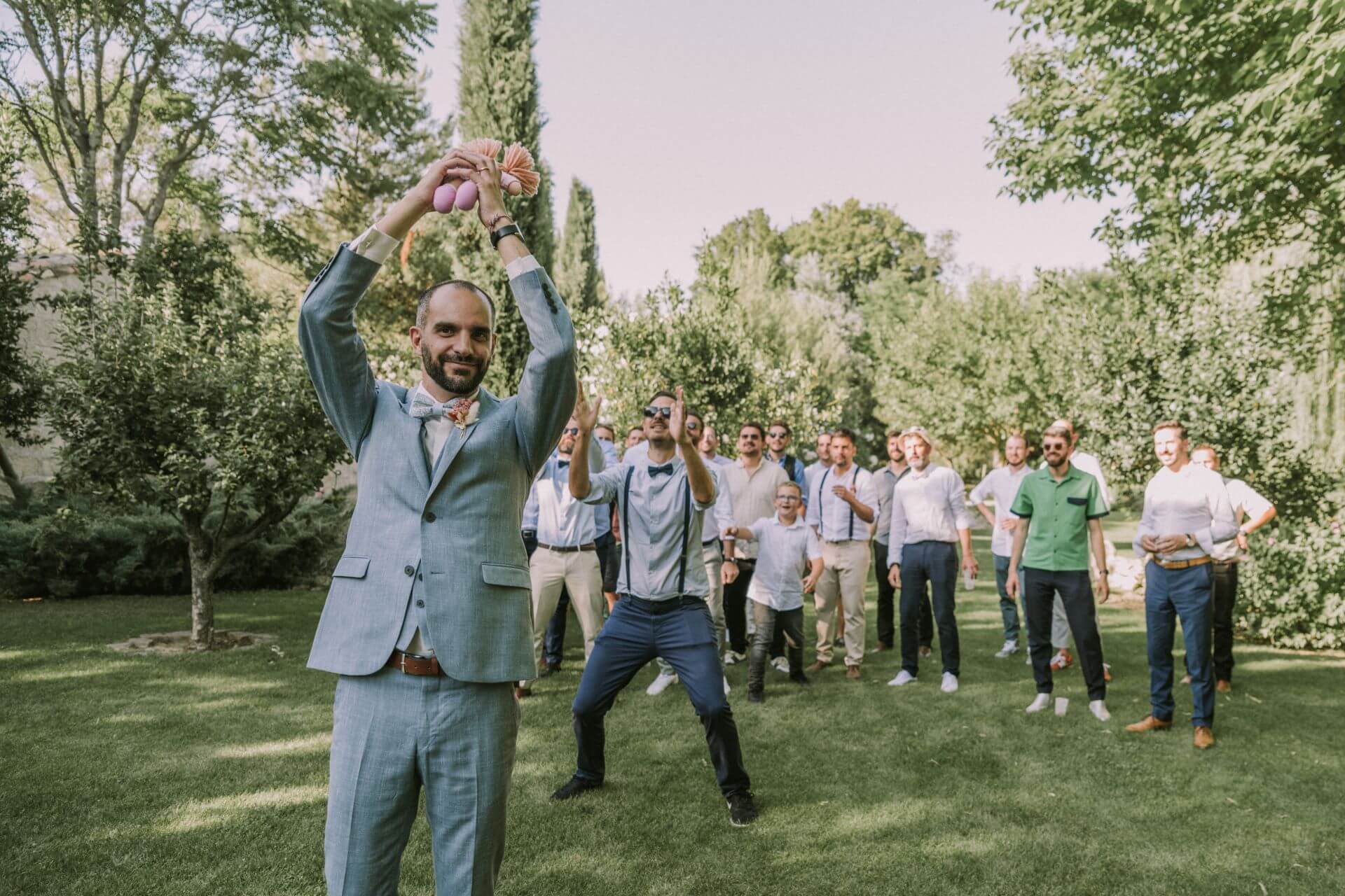 Mariage original près de Quissac : lancer de poupée amusant sur le domaine