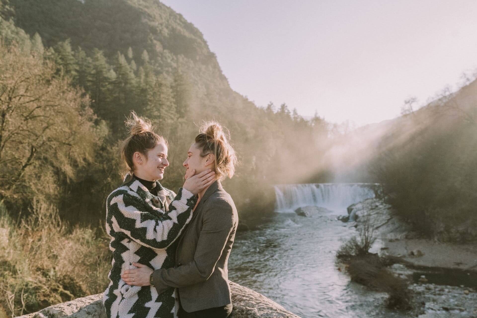 Photos d’engagement romantiques au bord de la cascade de la Vis, Gard