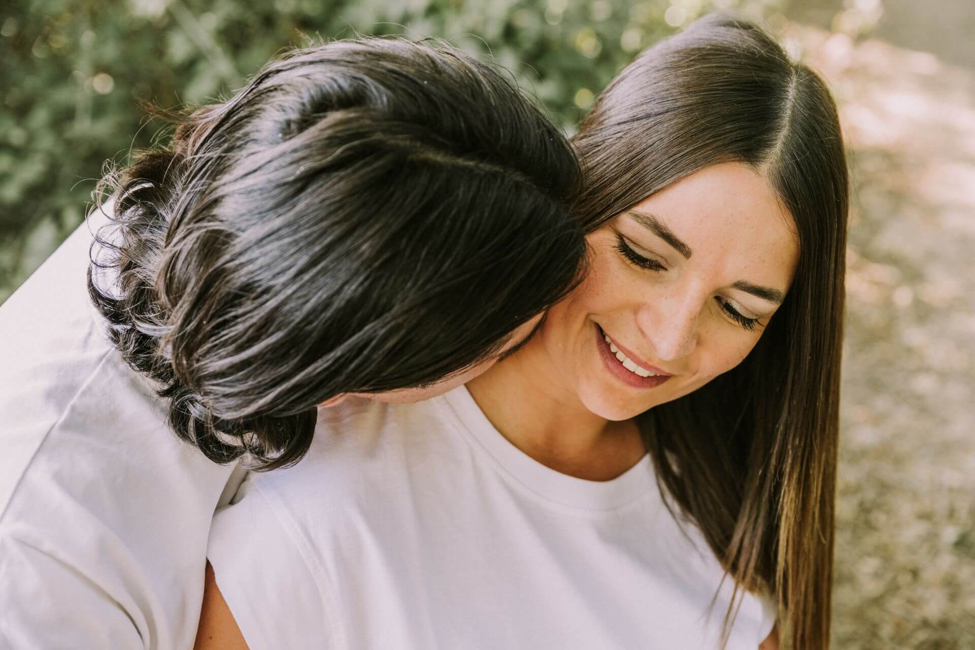 Instant intime des mariés avec un baiser volé au Jardin des Plantes, Montpellier
