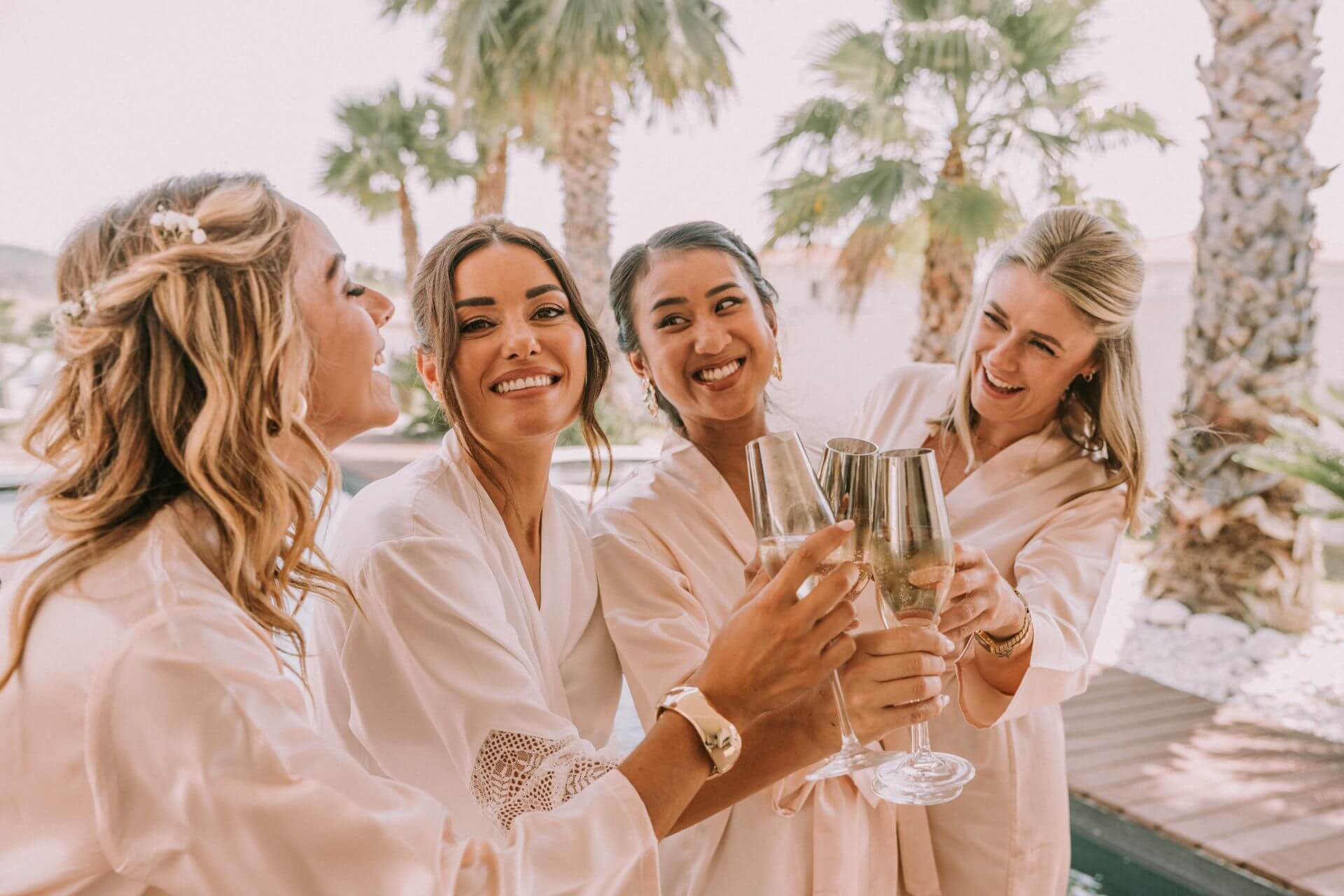 Préparatifs de mariage : la mariée partage un toast au champagne avec ses témoins