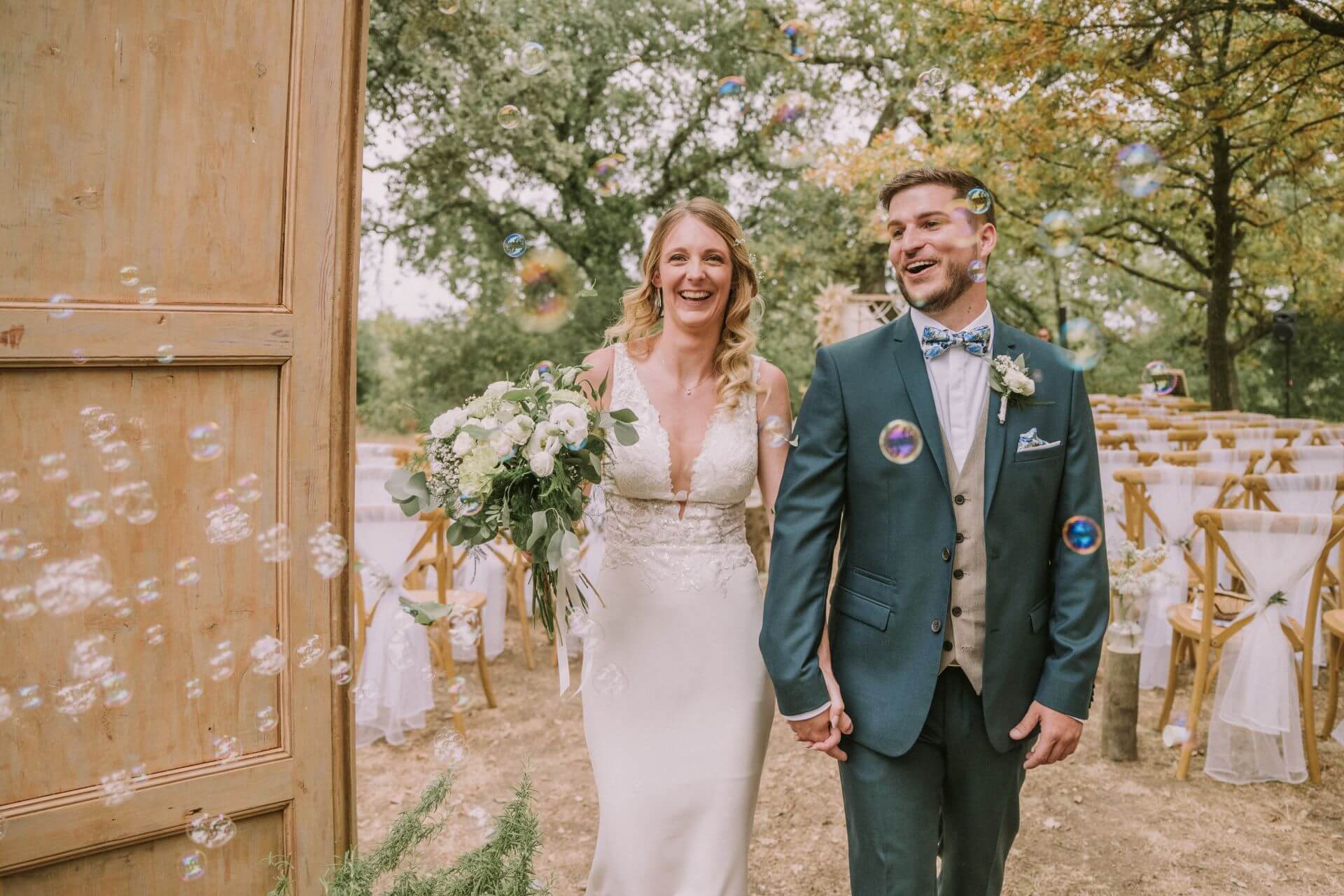 Mariage joyeux au Domaine des Rives : bulles colorées à la sortie de la cérémonie