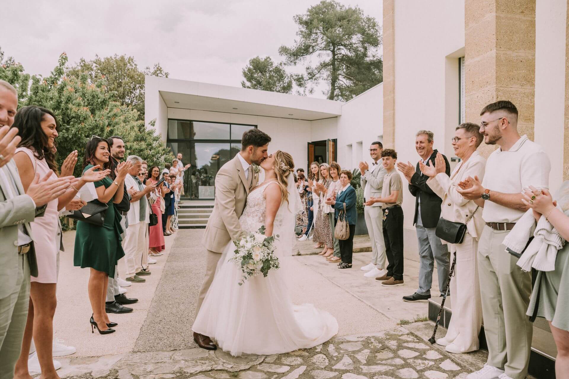 Mariage civil à Castelnau-le-Lez, un baiser inoubliable devant la mairie