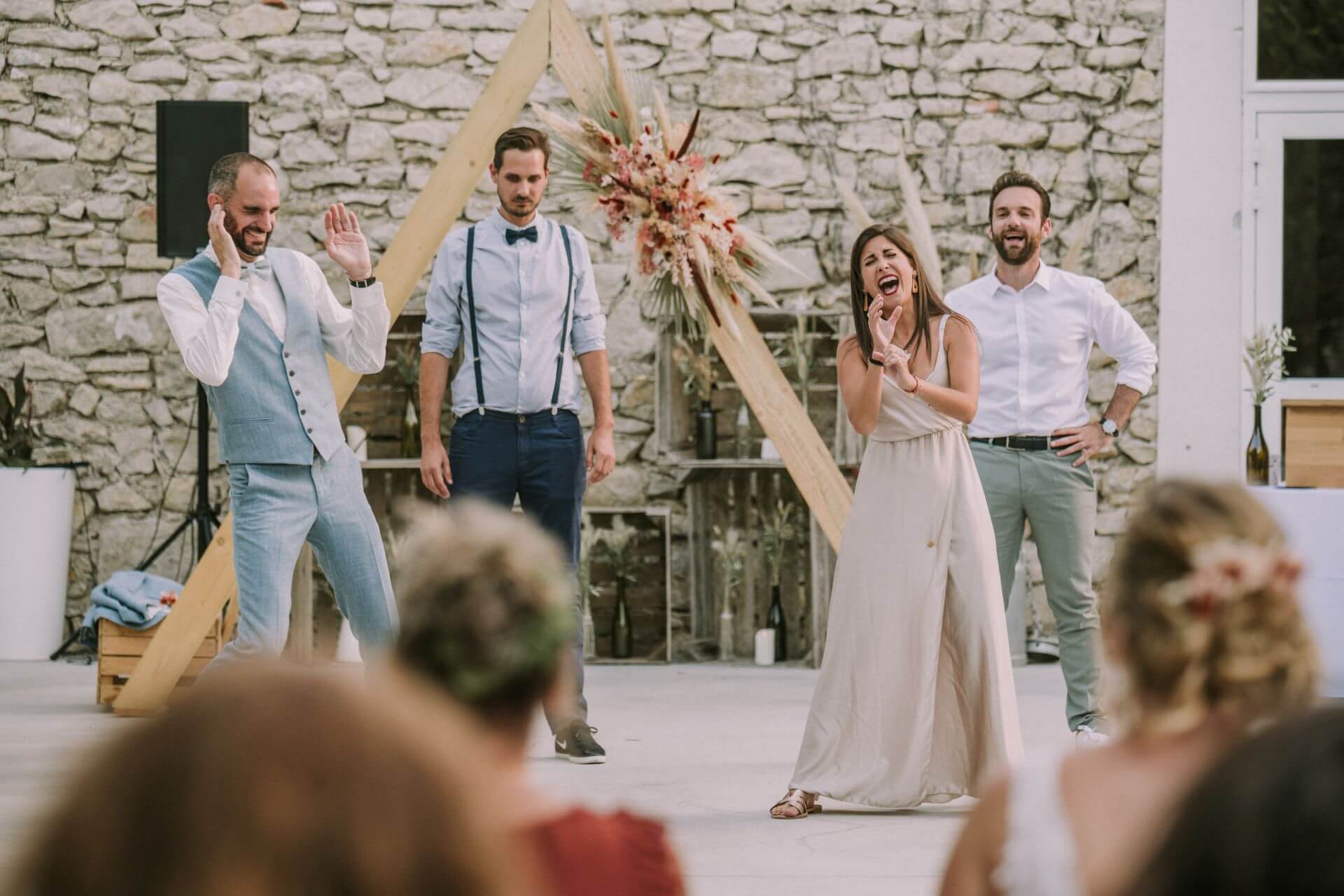 Mariage original : le marié se met en scène devant les invités