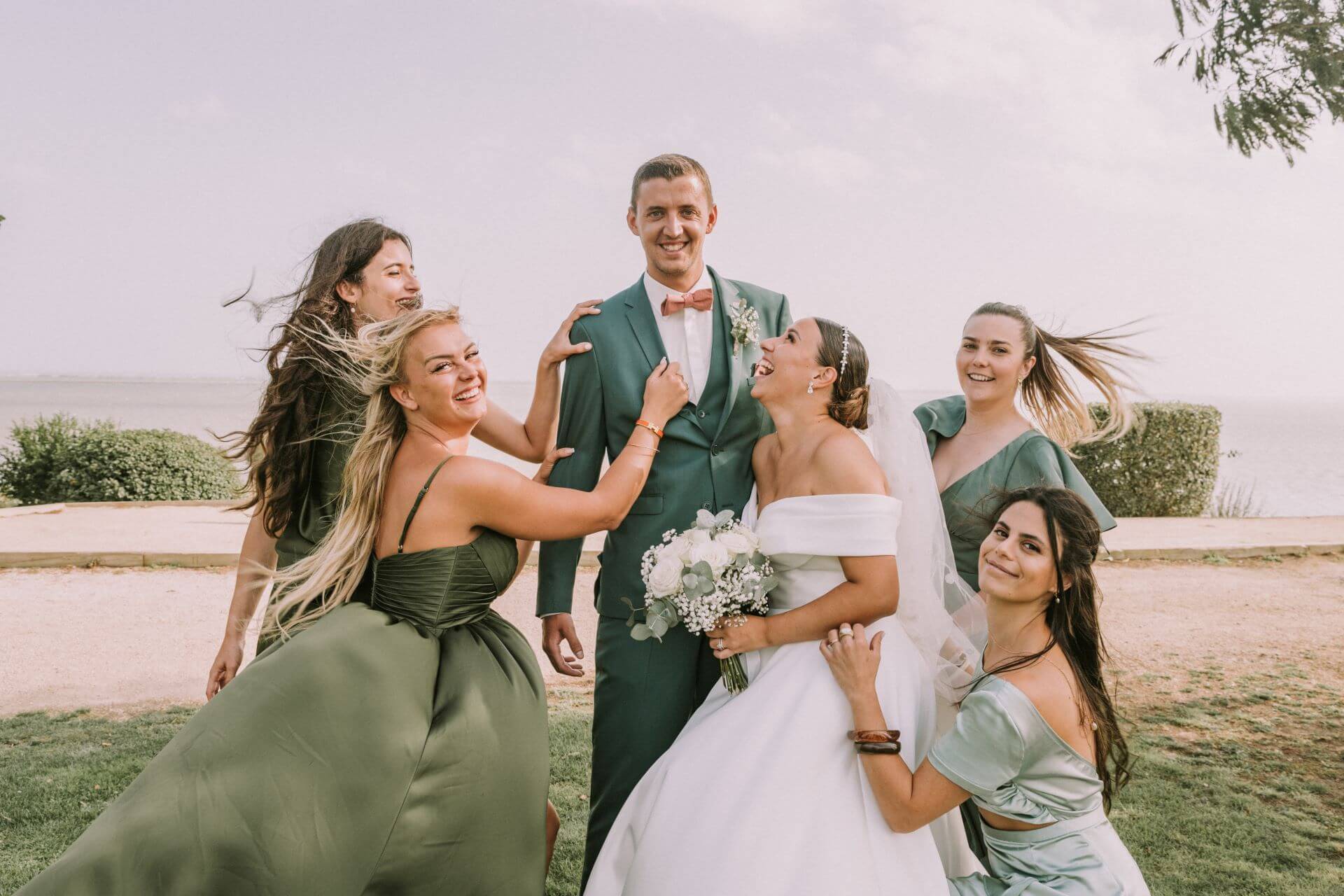 Photo de groupe fun avec les copines de la mariée et le marié
