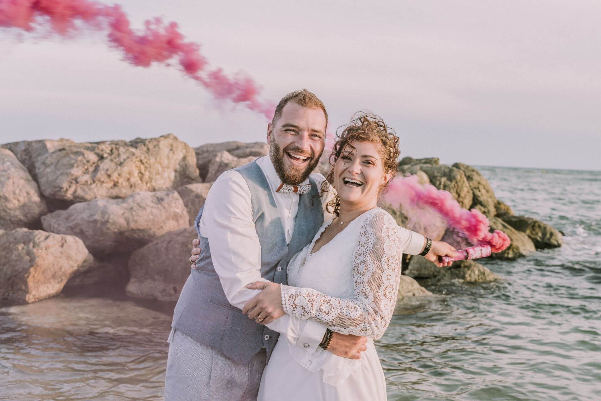 Trash the Dress sur la plage de Palavas-les-Flots avec fumigènes colorés