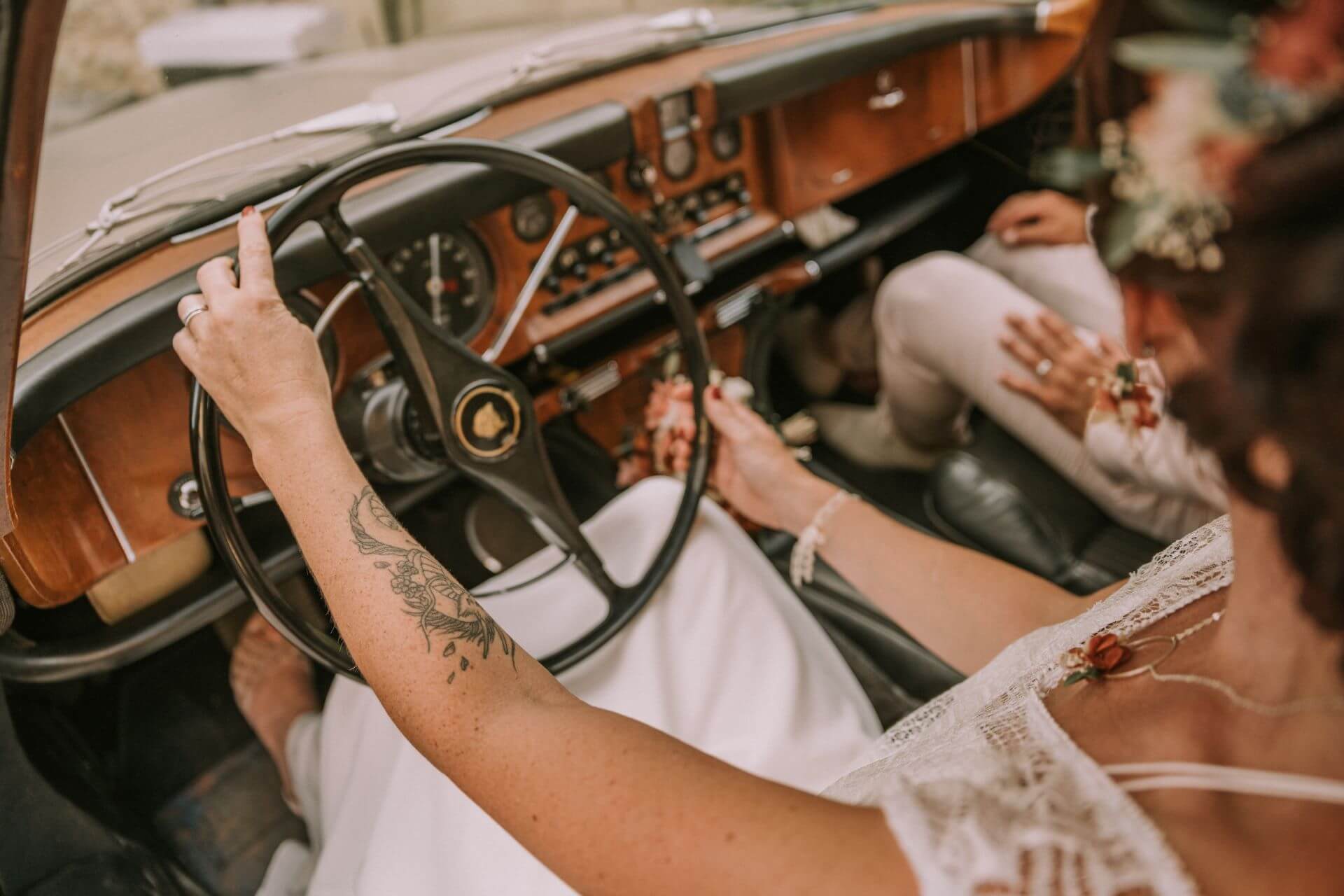 Un mariage vintage avec une mariée tatouée et une ancienne voiture de collection