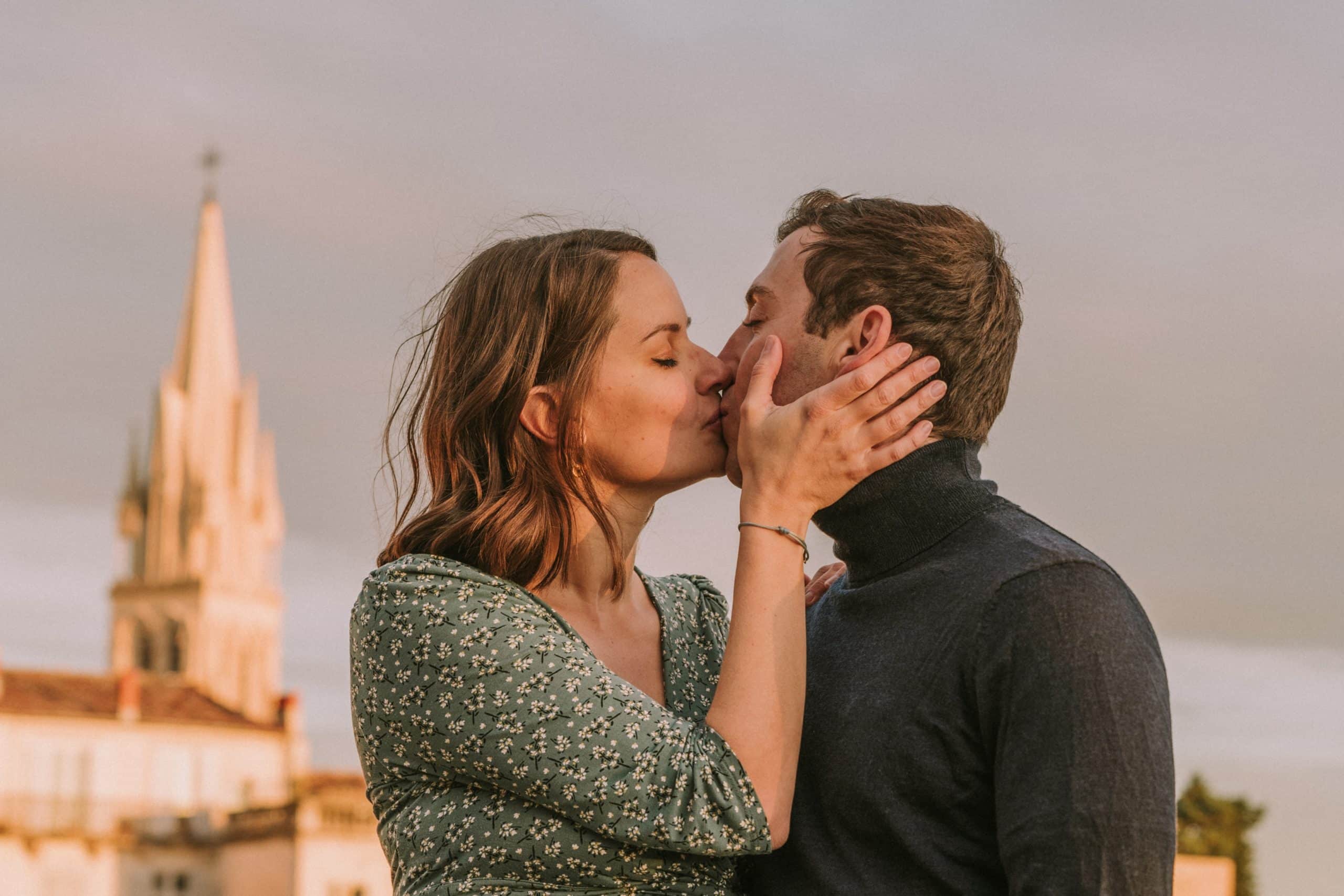couple baiser ecusson montpellier peyrou