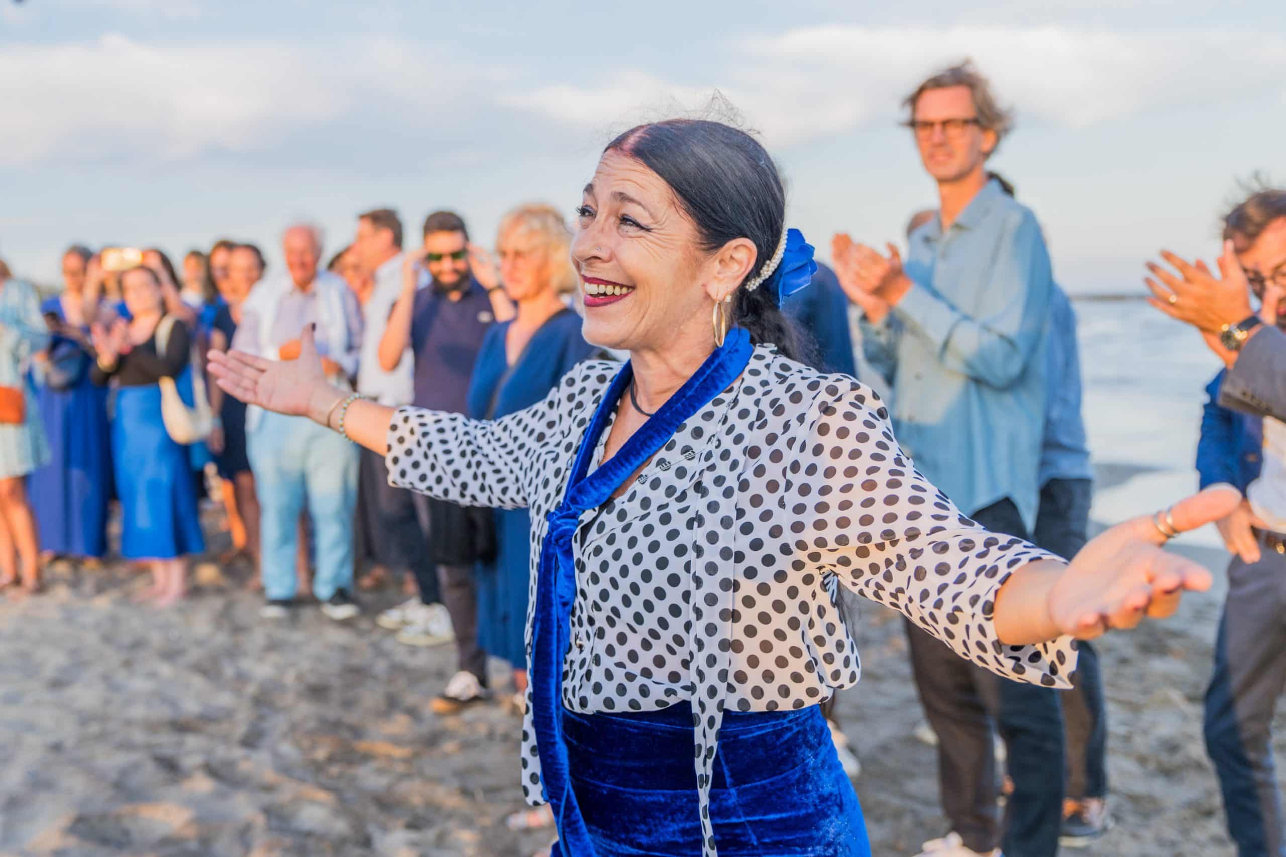 Ambiance gipsy au bord de la Méditerranée : musique et danse pour célébrer l’anniversaire du groupe Chesneau