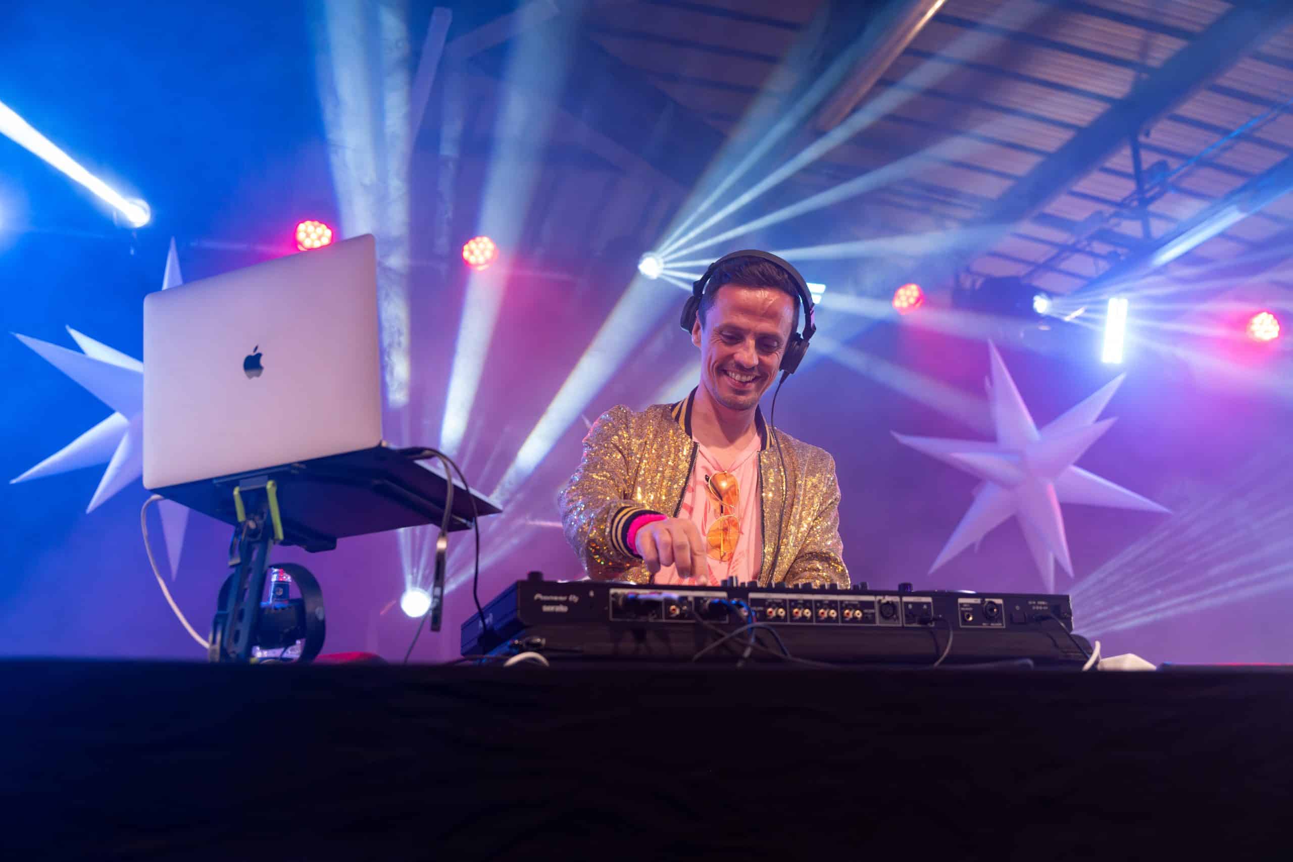 Ambiance 100 % kitsch avec le DJ Olivier Darock