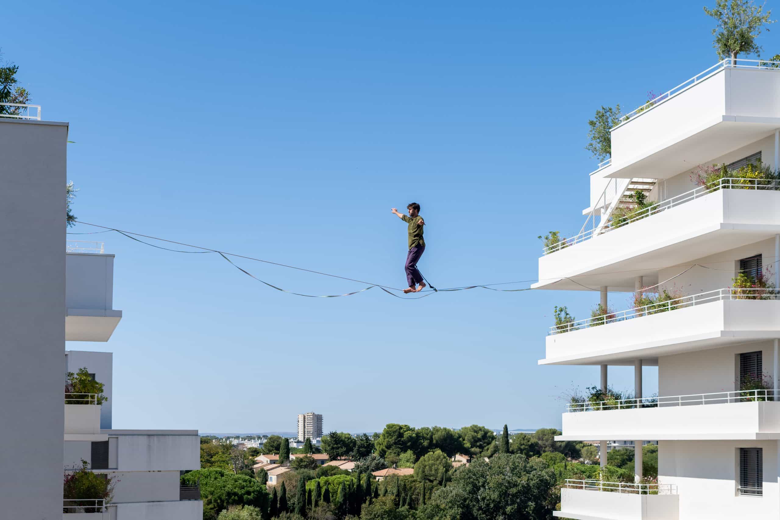 Performance aérienne marquant l’inauguration d’une résidence Neocity