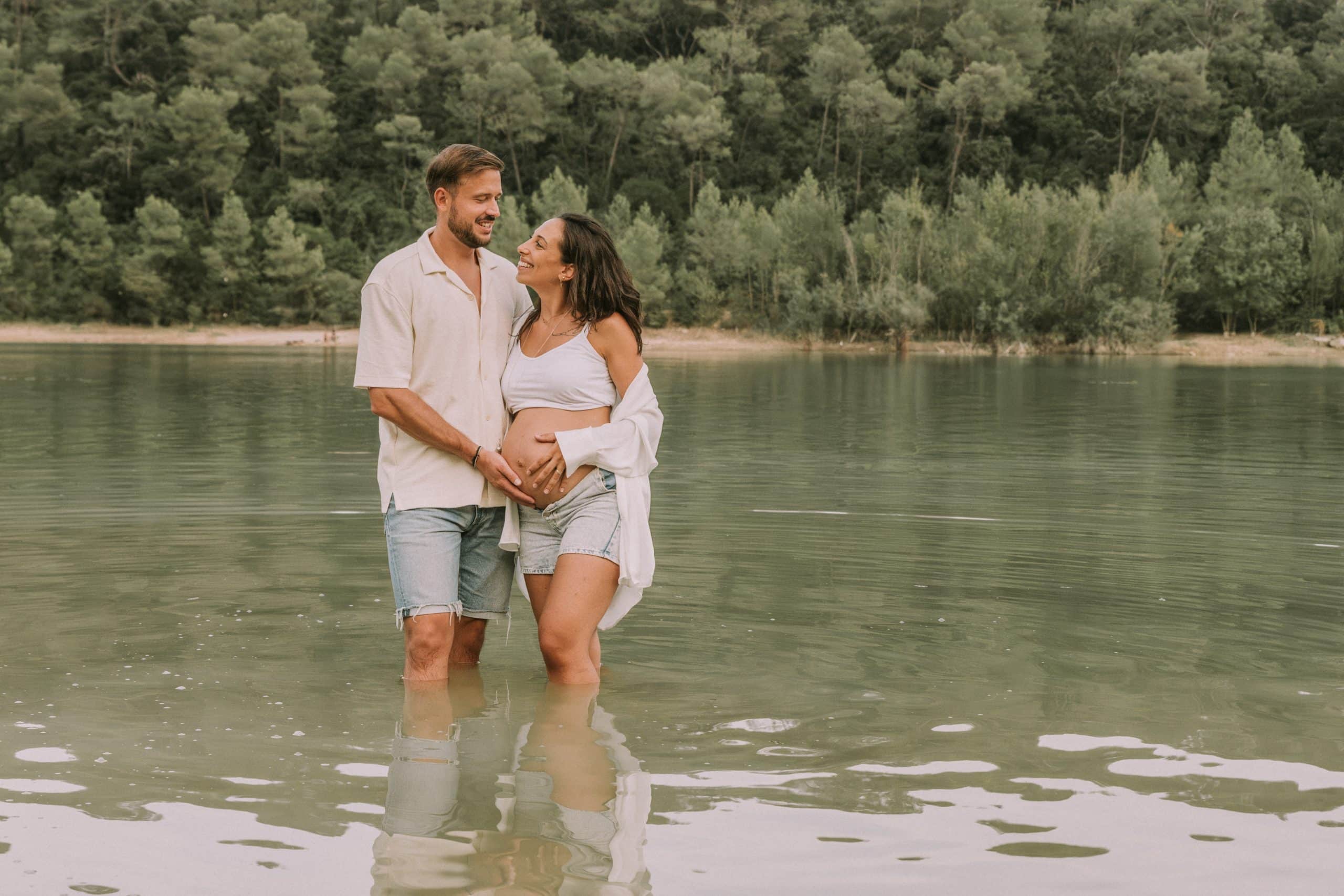 photo grossesse couple lac ceceles eau nature saint mathieu de treviers photo grossesse couple lac ceceles eau nature saint mathieu de treviers