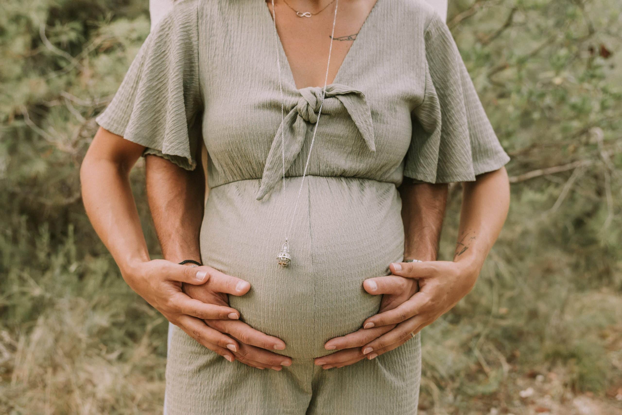 photo grossesse couple ventre rond nature saint mathieu de treviers photo grossesse couple ventre rond nature saint mathieu de treviers