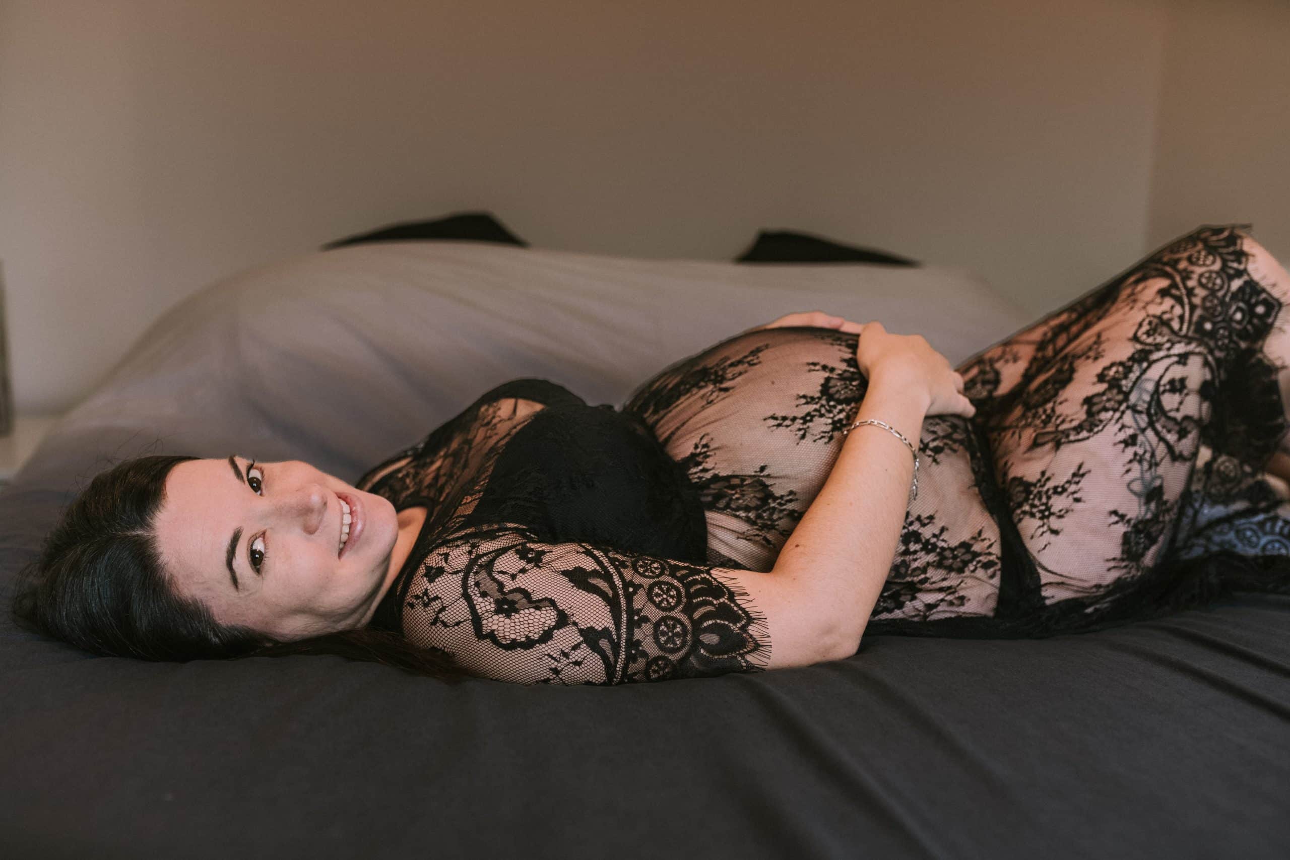 photo grossesse intimiste lingerie noire chambre saint aunes herault photo grossesse intimiste lingerie noire chambre saint aunes herault