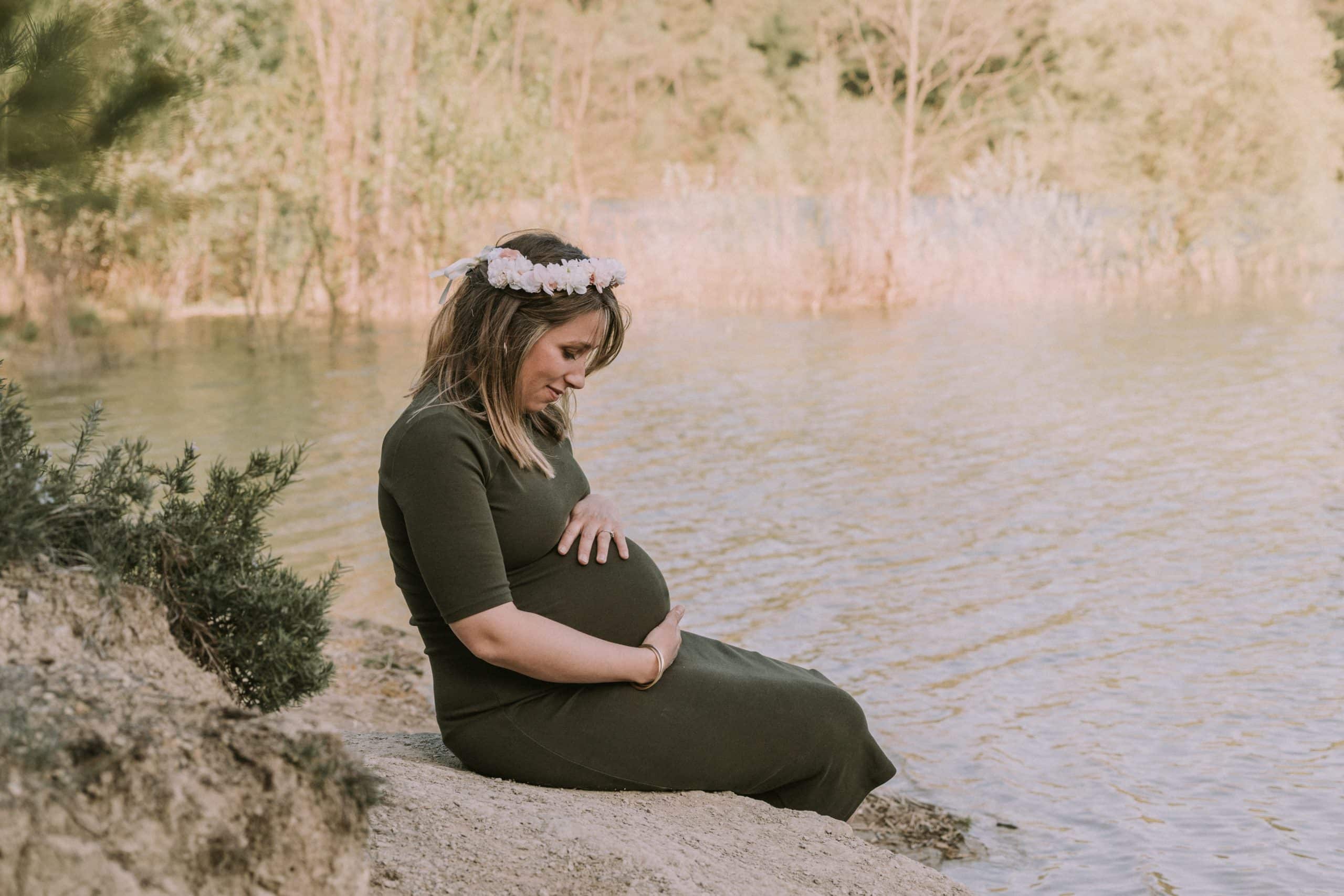 photo grossesse naturelle robe verte couronne fleurs lac ceceles photo grossesse naturelle robe verte couronne fleurs lac ceceles