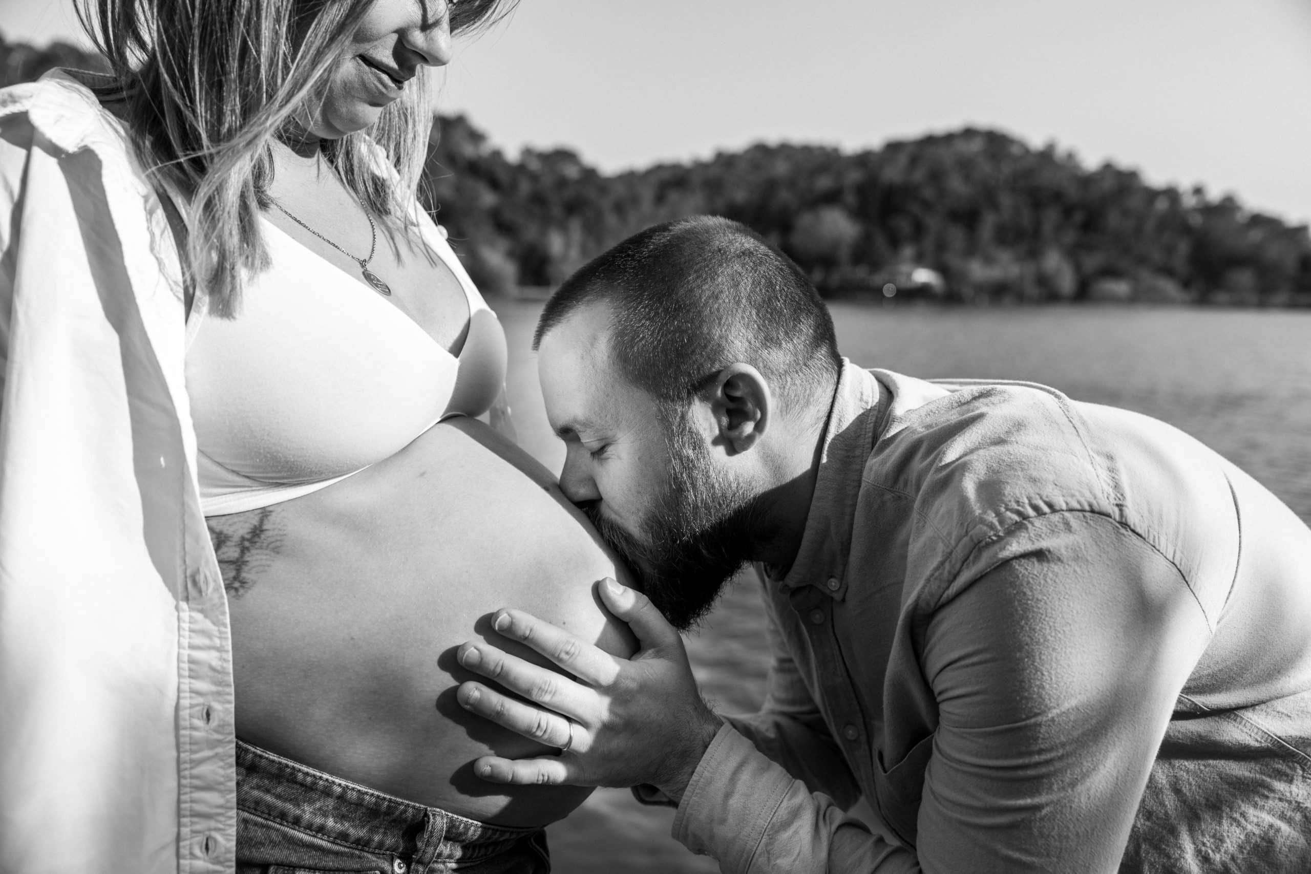 photo grossesse noir et blanc baiser ventre lac ceceles photo grossesse noir et blanc baiser ventre lac ceceles