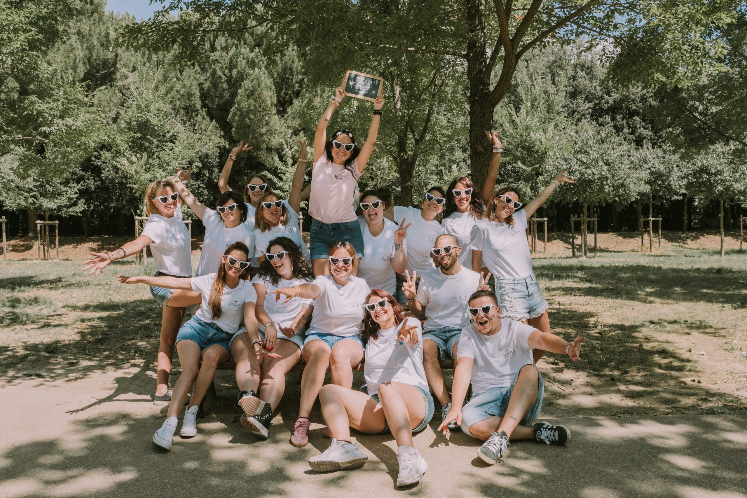 evjf-mixte-montpellier-lunettes-soleil-coeur cecile garou hd 7165