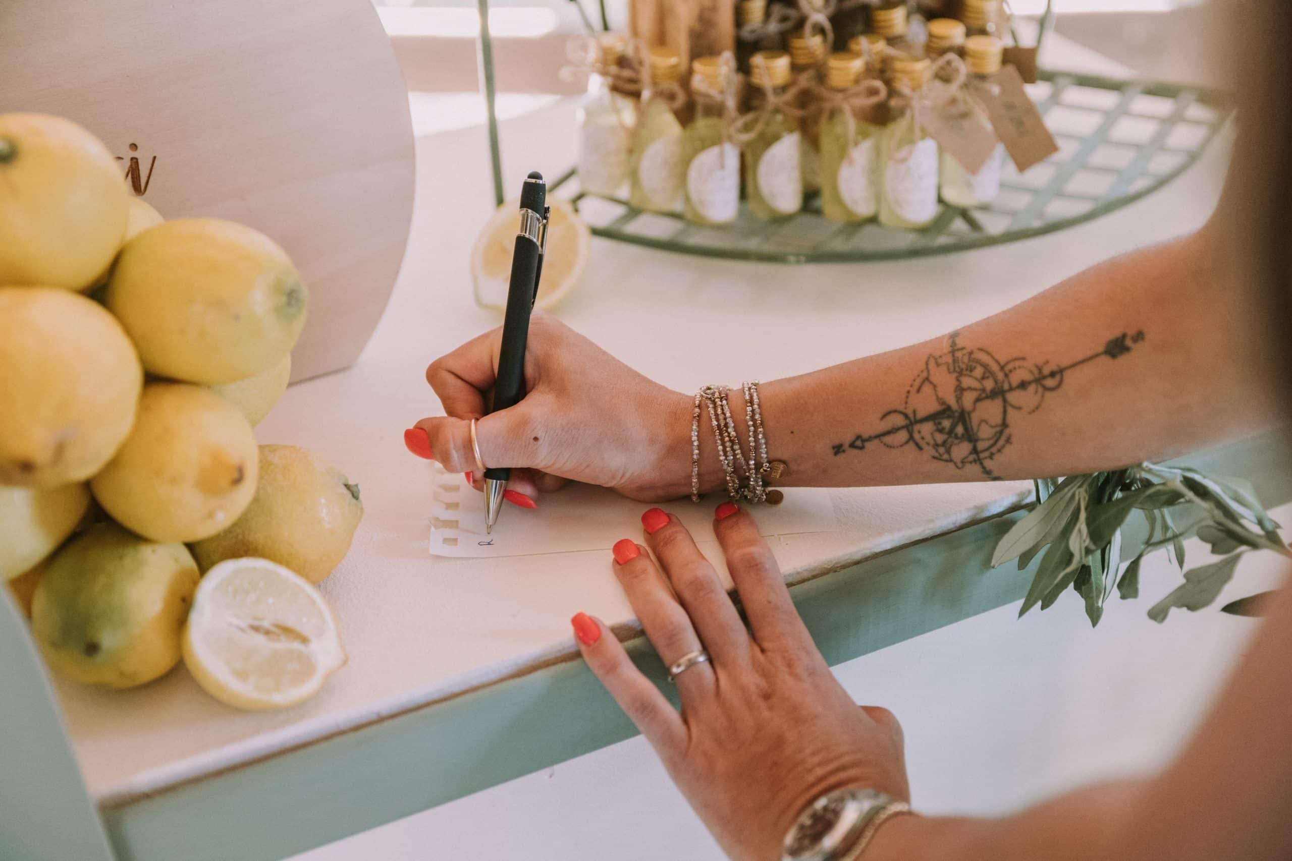 Les petits détails d’une réception de mariage Invitée écrivant un message pendant la réception de mariage